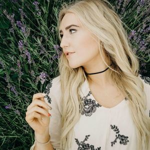 Meet your Posher, Caitlin